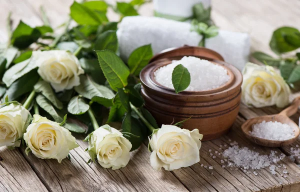 Sea salt with roses. Spa concept. — Stock Photo, Image